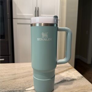 Stanley Cup with accessories (30oz)